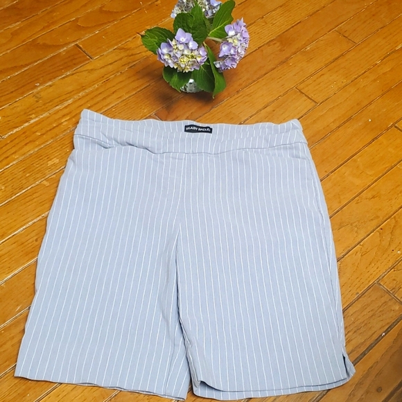 Hilary Bradely Pinstripe Bermuda Shorts Size M - Picture 1 of 4